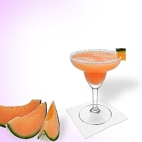 Melon Margarita en una copa de margarita con decoración de melón y una pizca de azúcar o sal.