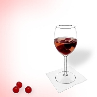 Ponche de cereza en una copa de vino tinto.