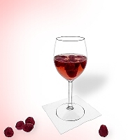 Ponche de frambuesa en una copa de vino tinto.