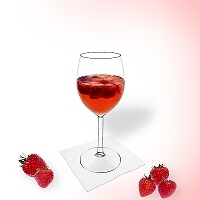 Ponche de fresa en una copa de vino.