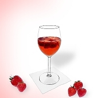 Ponche de fresa en una copa de vino.
