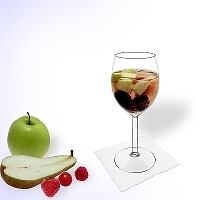 Ponche de frutas en una copa de vino.