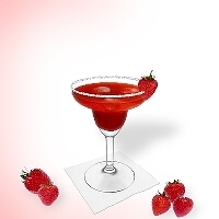 Strawberry Margarita en una copa de margarita decorado con una fresa y con una pizca de azúcar o sal.