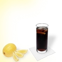 Whisky y Coca-Cola en un vaso alto.