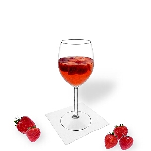 Erdbeerbowle im Weinglas, die übliche Art diesen leckeren Party-Drink zu servieren.