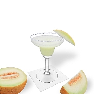 Frozen Melon Margarita im Margarita-Glas dekoriert mit einem Stück Melone und Zucker- oder Salzrand. Klassiker!