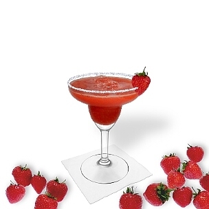 Frozen Strawberry Margarita im Margarita-Glas dekoriert mit Erdbeeren und Zucker- oder Salzrand. Die beste Art Erdbeer-Margarita zu servieren.