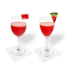 Frozen Watermelon Margarita im Weiß- und Rotweinglas