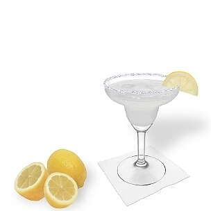 Margarita im Margarita-Glas dekoriert mit einem Stück Zitrone und Zucker- oder Salzrand. Die klassische Art diesen leckeren Tequila-Cocktail zu servieren.