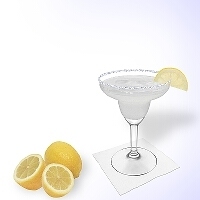 Margarita im Margaritaglas mit Zitronen-Dekoration und Zucker- oder Salzrand.