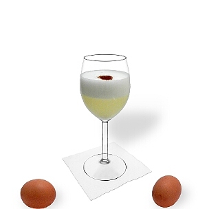 Pisco Sour im Weinglas, die übliche Art diesen leckeren Cocktail aus Südamerika zu servieren.