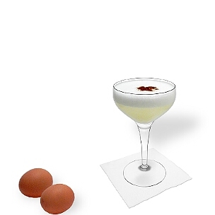 Pisco Sour ist ein Cocktail mit einem rohen Ei und Pisco.