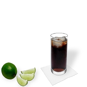 Rum-Cola im Longdrink-Glas, eine gute Option für diesen leckeren Drink zu präsentieren.