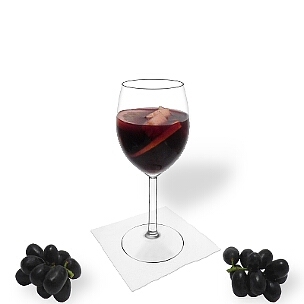 Sangria ist Rotwein und Orangensaft mit in Alkohol eingelegten Früchten. 