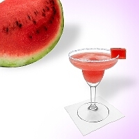 Watermelon Margarita im Margaritaglas mit Wassermelonen und Zucker- oder Salzrand.